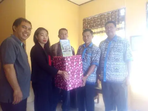 Penyerahan Bingkisan dan Cendramata kepada Majelis Sinode.