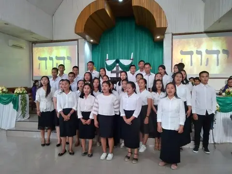 STT Marturia membawa pujian